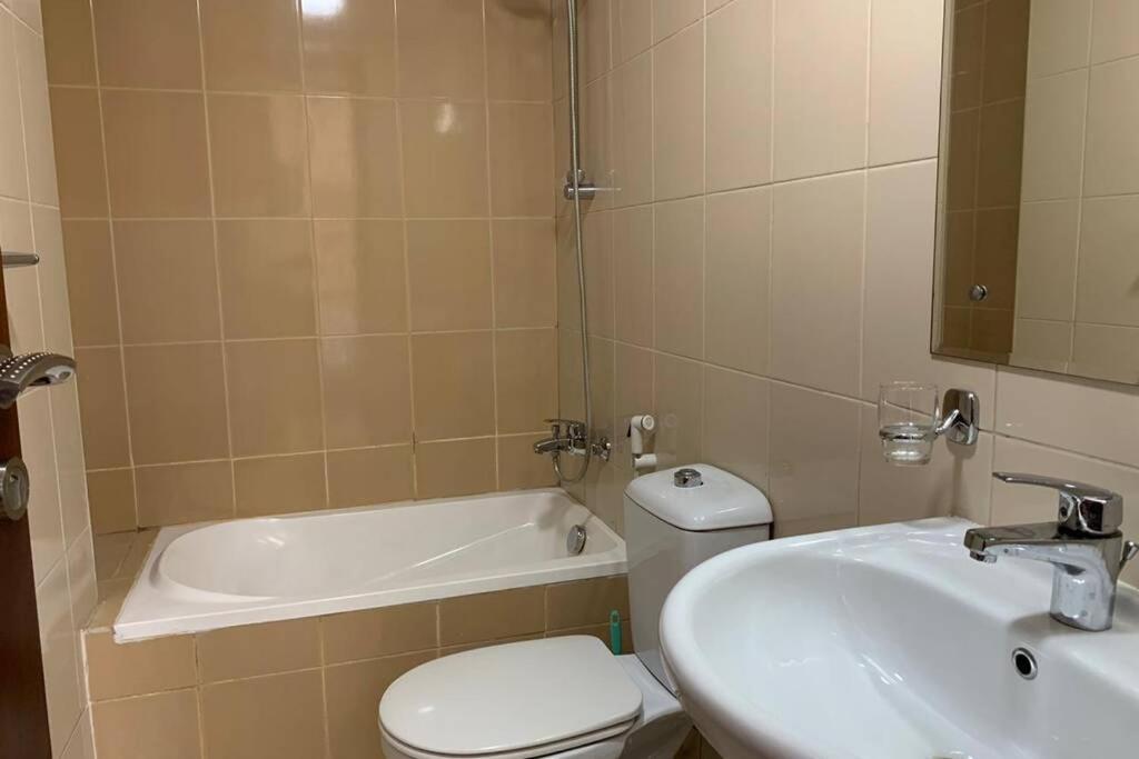 Апартаменты Cozy 2Bhk Near To Dmcc Metro Station -505 Дубай Экстерьер фото